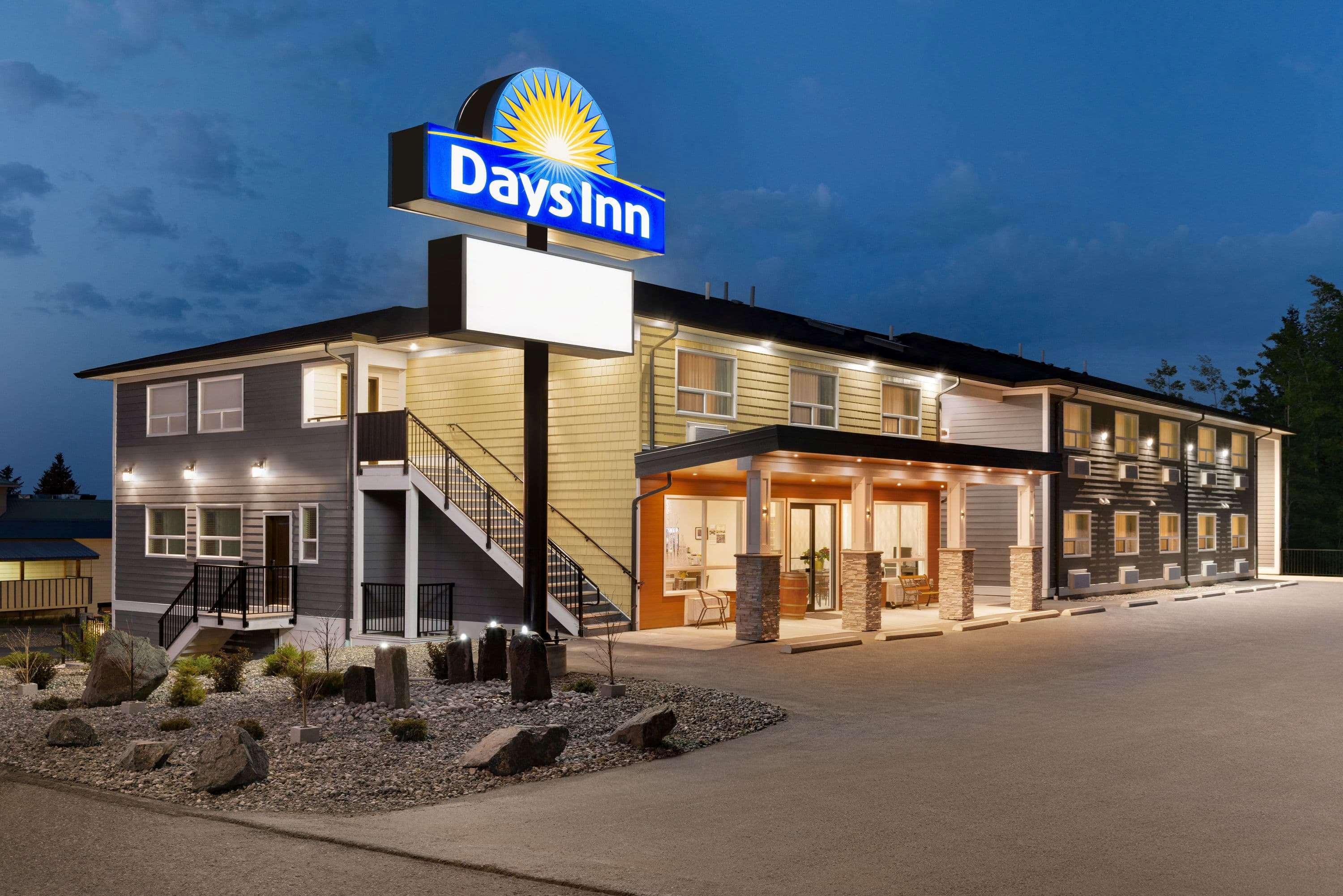 Days Inn By Wyndham 100 Mile House Extérieur photo
